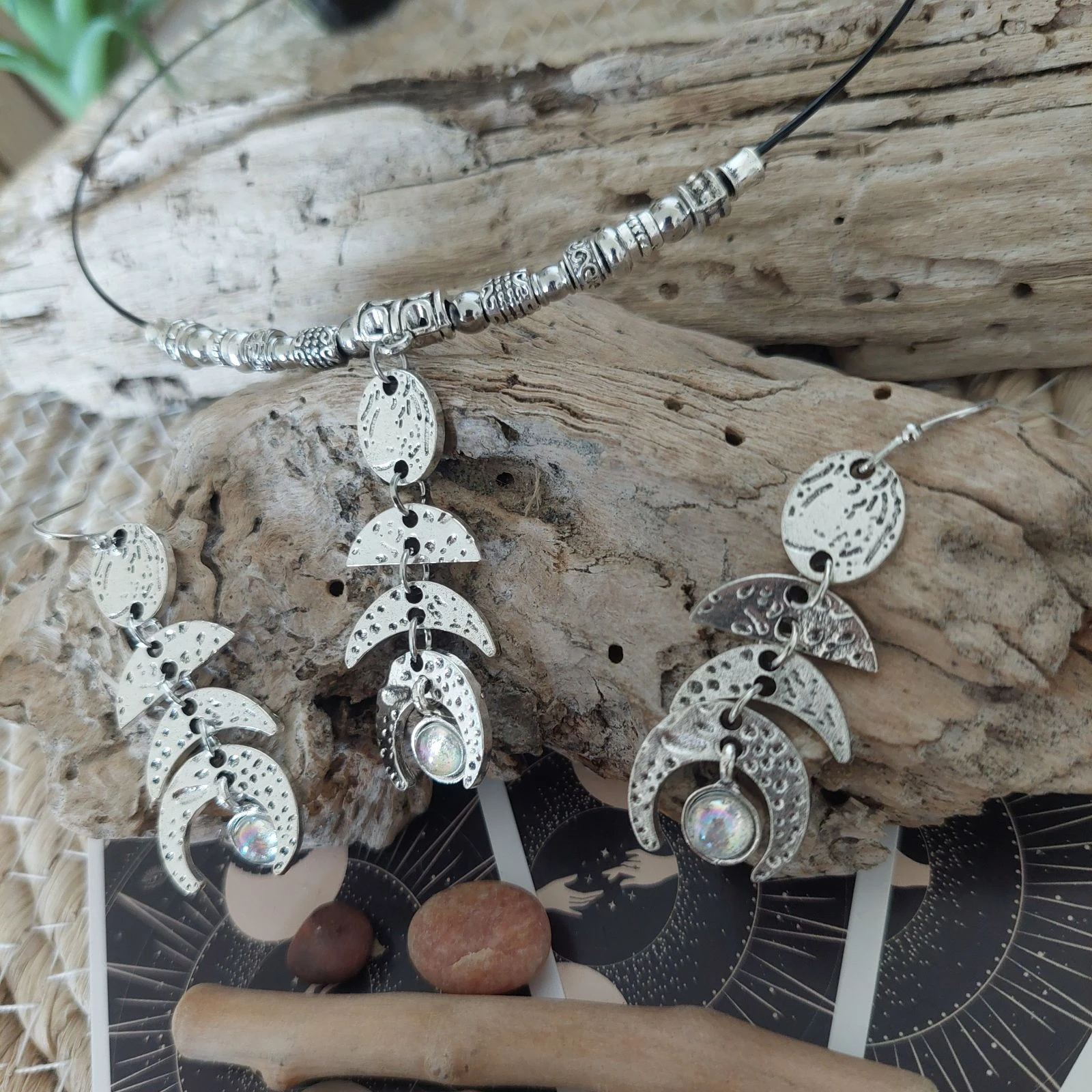 Mystieke boho triple maan gehamerde set, iriserend, zwarte kabel – photo 2